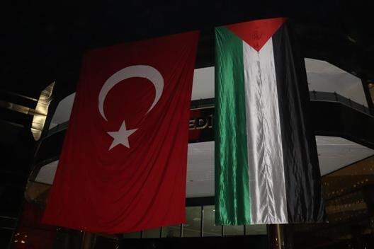 &nbsp; Siirt Belediye Başkanlığı hizmet binasına Türk bayrağının yanına devasa