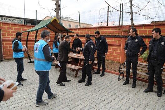 Siirt Belediyesi Polis, Sağlık Çalışanları ve Vatandaşlara Kandil Simidi İkram