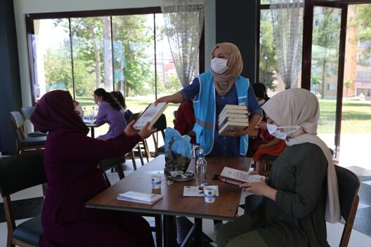 Siirt Belediyesi, bünyesindeki kursiyerlere yönelik kitap okuma etkinliği düzenledi. Sosyal