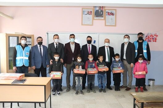 Siirt Belediyesince eğitime katkı amacıyla okula yeni başlayan öğrencilere 1.