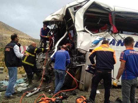 SİİRT-BİTLİS KARAYOLUNDA TIR İLE YOLCU OTOBÜSÜ ÇARPIŞTI! 4 ÖLÜ 14 YARALI