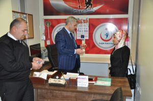 Siirt Devlet Hastanesinde görev yapan güvenlik personelleri, hastane koridorunda kontrol