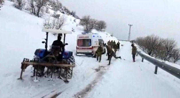 Siirt’in Eruh ilçesinde hasta almaya giderken karda mahsur kalan ambulans,