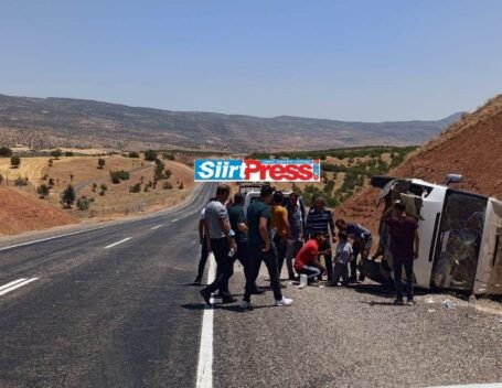 Siirt-Eruh karayolunda seyir halindeki minibüsün direksiyon hakimiyetini kaybetmesi sonucu meydana