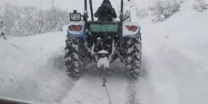 ERUH’TA YOLDA MAHSUR KALANLAR TRAKTÖR YARDIMIYLA KURTARILDI
