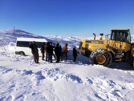 Siirt’in Pervari ilçesine bağlı, kar nedeniyle yolu ulaşıma kapalı olan
