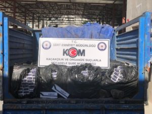 Siirt’in Kurtalan ilçesinde Emniyet Müdürlüğü ekiplerince gerçekleştirilen yol kontrolleri esnasında