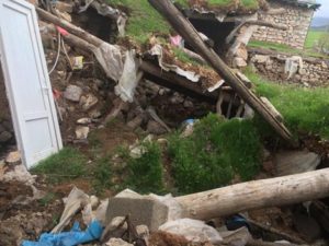 Siirt’in Pervari ilçesinde aşırı yağışlardan dolayı bir evin ahırında göçük