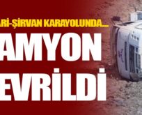 ŞİRVAN’DA VİRAJI ALAMAYAN KAMYON DEVRİLDİ