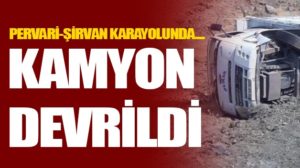 Siirt’in Şirvan ilçe karayolunda virajı alamayan iş kamyonu devrildi. Araç