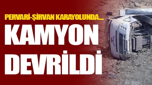 ŞİRVAN’DA VİRAJI ALAMAYAN KAMYON DEVRİLDİ