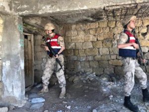 Siirt İl Jandarma Komutanlığı tarafından kent genelinde narkotik ve göçmen kaçakçılığı uygulaması gerçekleştirildi.