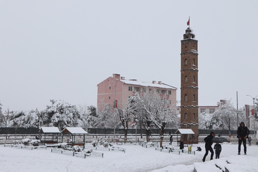 SİİRT, KAR YAĞIŞIYLA BEYAZA BÜRÜNDÜ