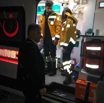 Siirt’in Baykan ilçesinde yoğun yağan kar sebebiyle buzlanan yolda yürüdüğü