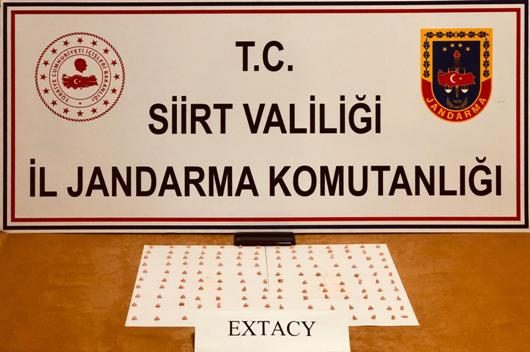 Siirt’in Kurtalan ilçesinde düzenlenen operasyonda 140 adet uyuşturucu hap ele
