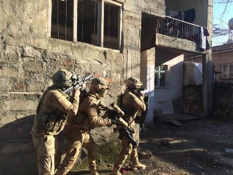 Siirt’in Kurtalan ilçesinde PKK’lı teröristlere yardım ve yataklık ettiği iddiasıyla