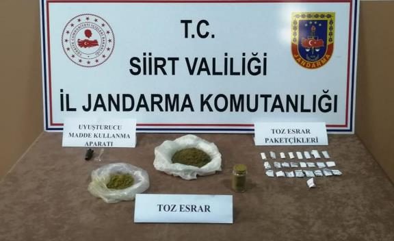 Siirt’in Kurtalan ilçesinde Jandarma ekiplerince uyuşturucu tacirlerine yönelik operasyon düzenlendi.