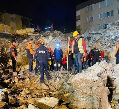 İzmir’de meydana gelen 6.6’lık deprem sonrasında Siirt’te hafriyat şirket sahibi