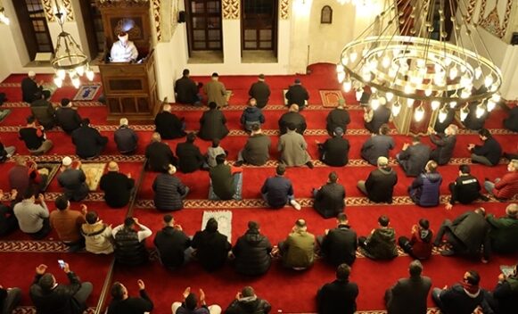 Siirt’te Coronavirüs (Covid-19) tedbirlerinin alındığı merkez ve köy camilerinde teravih namazı kılınabilecek.
