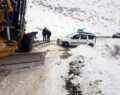 Pervari’de Kardan Kapanan Köy Yollarında Mahsur Kalan Araçlar Kurtarıldı