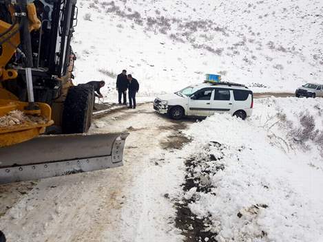 Pervari’de Kardan Kapanan Köy Yollarında Mahsur Kalan Araçlar Kurtarıldı