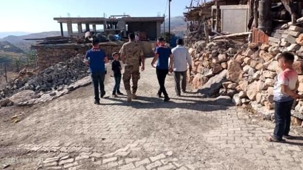 Siirt’in Pervari ilçesi Ekindüzü köyünde küçükbaş hayvanlarını otlatırken merada yolunu