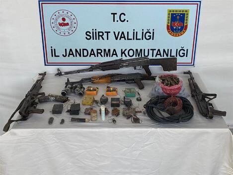 Siirt’in Pervari ilçesinde terör örgütü PKK’ya yönelik sürdürülen operasyonda kayalıkların altına gizlenen cephanelik