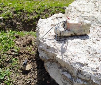 Siirt’in Pervari ilçesinde PKK’lı teröristlerce yola tuzaklanan hareket sensörlü 2