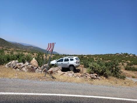 Siirt’te sürücüsünün direksiyon hakimiyetini kaybettiği araç yoldan çıkarak kayalıklara çarparak
