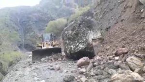 Siirt’in Pervari ilçesinde meydana heyelan sonucu dağdan kopan dev kaya