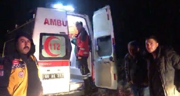 Siirt’in Pervari ilçesinde yoğun kar yağışı nedeniyle ulaşıma kapanan köy