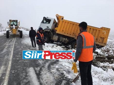 Siirt’in Pervari ilçesi Dalina Geçidi kırsalında köy yollarında kar küreme