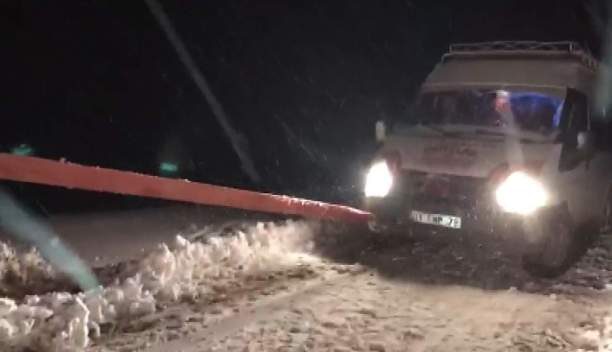 Siirt’in Pervari ilçesine bağlı Geçittepe mevkiinde karda mahsur kalan yolcu