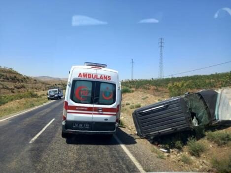 Siirt’te sürücüsünün direksiyon hakimiyetini kaybettiği aracın takla atması sonucu meydana