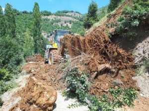 Siirt’in Şirvan ilçesinde aşırı yağışlar sebebiyle meydana gelen heyelan sonucu