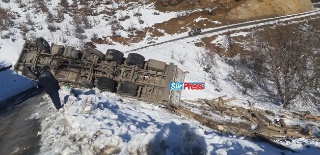 Şirvan’da Odun Yüklü Kamyon Buzlu Yolda Devrilip Yan Yattı