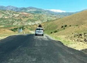 Siirt’te otomobilin üst kısmına binerek yolculuk yapan şahsı görenler yok