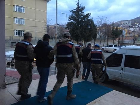 Siirt’in Şirvan ilçesinde bir ahırdan küçükbaş hayvan çalan 4 zanlı tutuklandı. Siirt