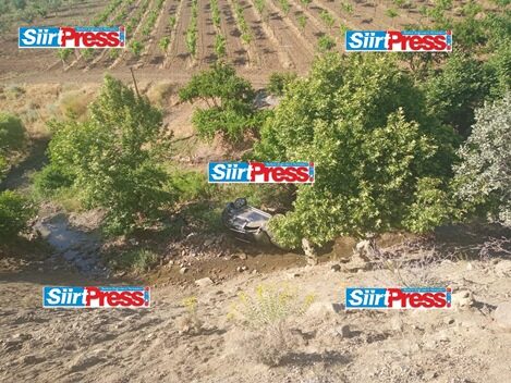 Siirt’in Şirvan ilçesinde sürücüsünün direksiyon hâkimiyetini kaybettiği araç, yol kenarına
