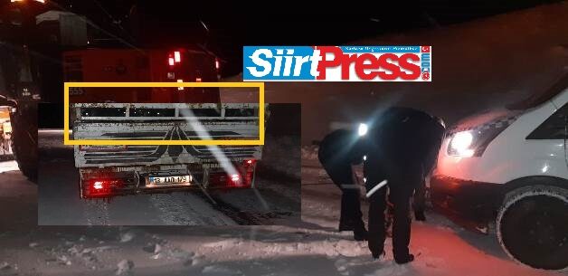 Siirt’in Şirvan ilçesinde yoğun kar yağışı ve tipi nedeniyle yolda