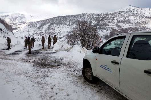 Siirt’in İlçelerinde etkisini sürdüren kar hayatı olumsuz etkiler iken, yol