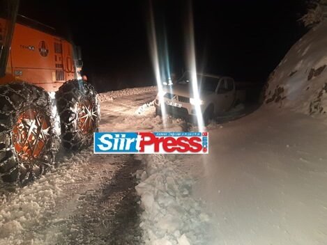 Siirt’in Şirvan ilçesinde dağlık alanda karda mahsur kalan TEDAŞ ekibi,