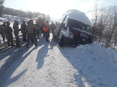Siirt’in Şirvan ilçesinde kar dolayısıyla şarampole kayan minibüsün devrilmesi, Karayolları