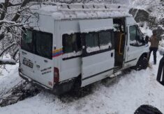 ŞİRVAN’DA UÇURUMUN KENARINDA KAR’A SAPLANAN MİNİBÜSÜ KARAYOLLARI EKİBİ BÖYLE KURTARDI!..