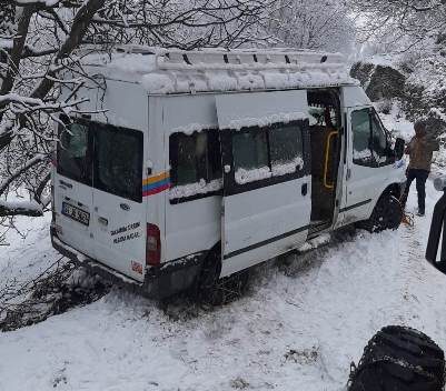 Siirt’in Şirvan ilçesinde yağan yoğun kar sebebiyle köy yolunda uçurumun