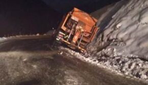 ŞİRVAN’DA YOL AÇMA ÇALIŞMASI YAPAN İŞ MAKİNESİ YOLA SAVRULDU