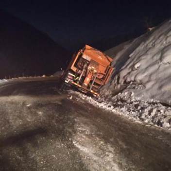 ŞİRVAN’DA YOL AÇMA ÇALIŞMASI YAPAN İŞ MAKİNESİ YOLA SAVRULDU