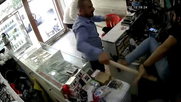Siirt’te 2 kişi, girdikleri bir iş yeri sahibine sopalarla saldırdı.