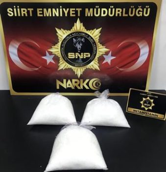 Siirt’te bir araçta yapılan aramada 3,5 kilogram metamfetamin uyuşturucu madde
