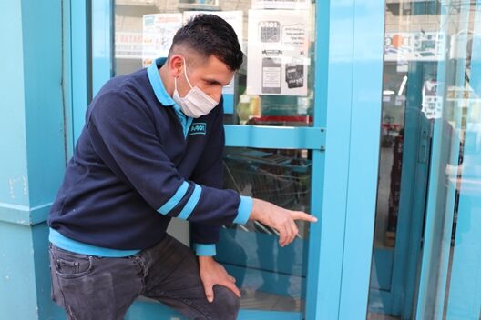 Siirt’te hırsızlar, tornavida ile kapı kilidini kırarak girdikleri A101 marketinden